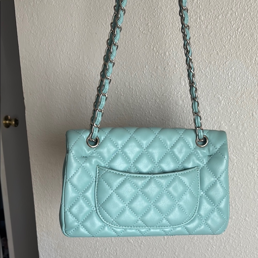 Chanel Green Crossbody Bag with Quilted Leather and Silver Chain - Picture 3 of 5